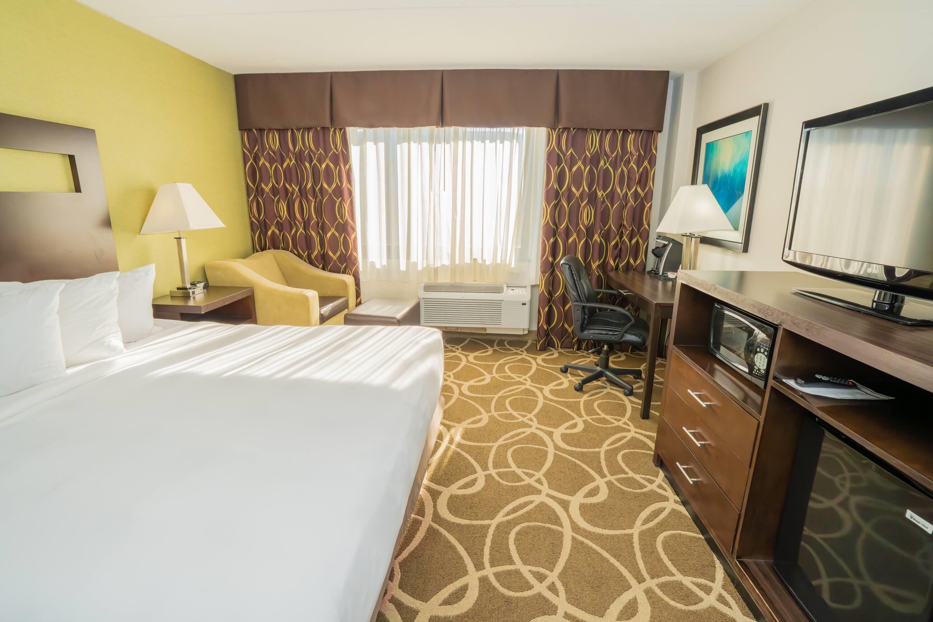 Premium bedding, in-room safe, desk, laptop workspace