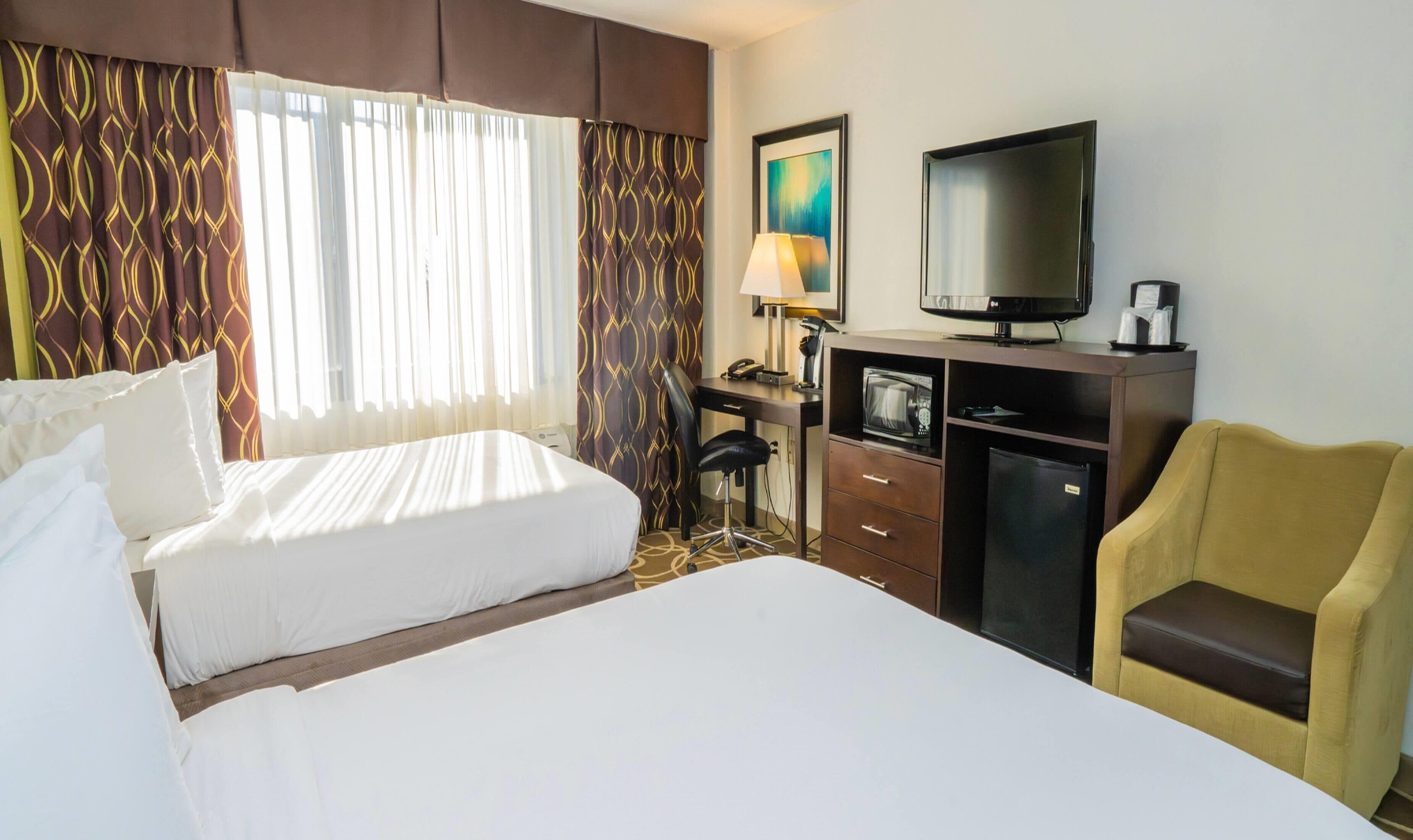 高档床上用品、客房内保险箱、办公桌、笔记本电脑工作区