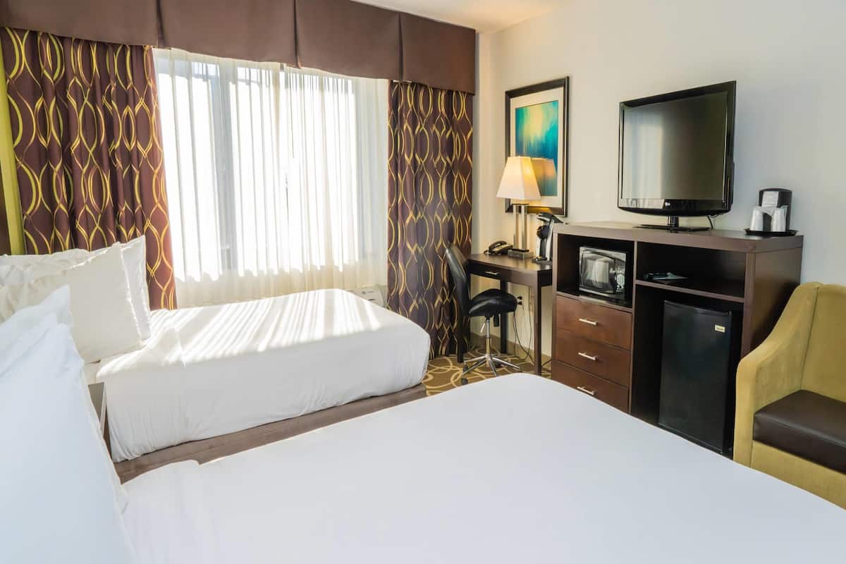 Premium bedding, in-room safe, desk, laptop workspace