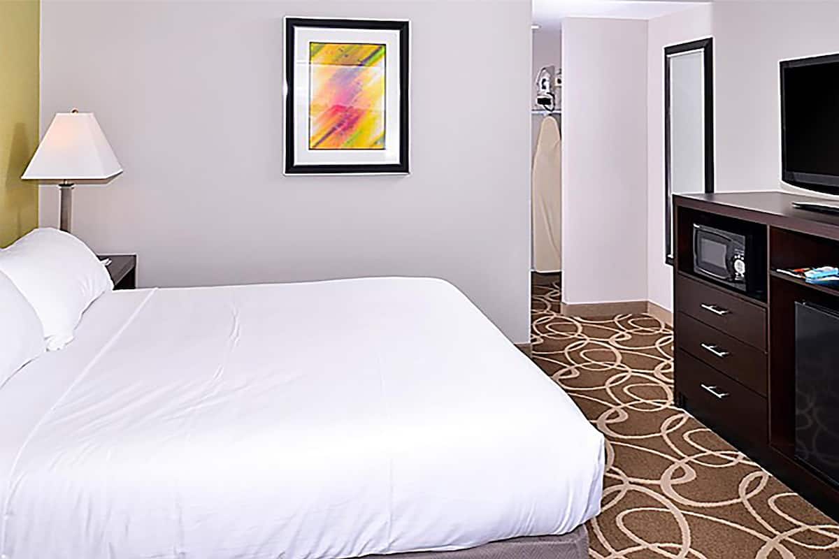 Premium bedding, in-room safe, desk, laptop workspace