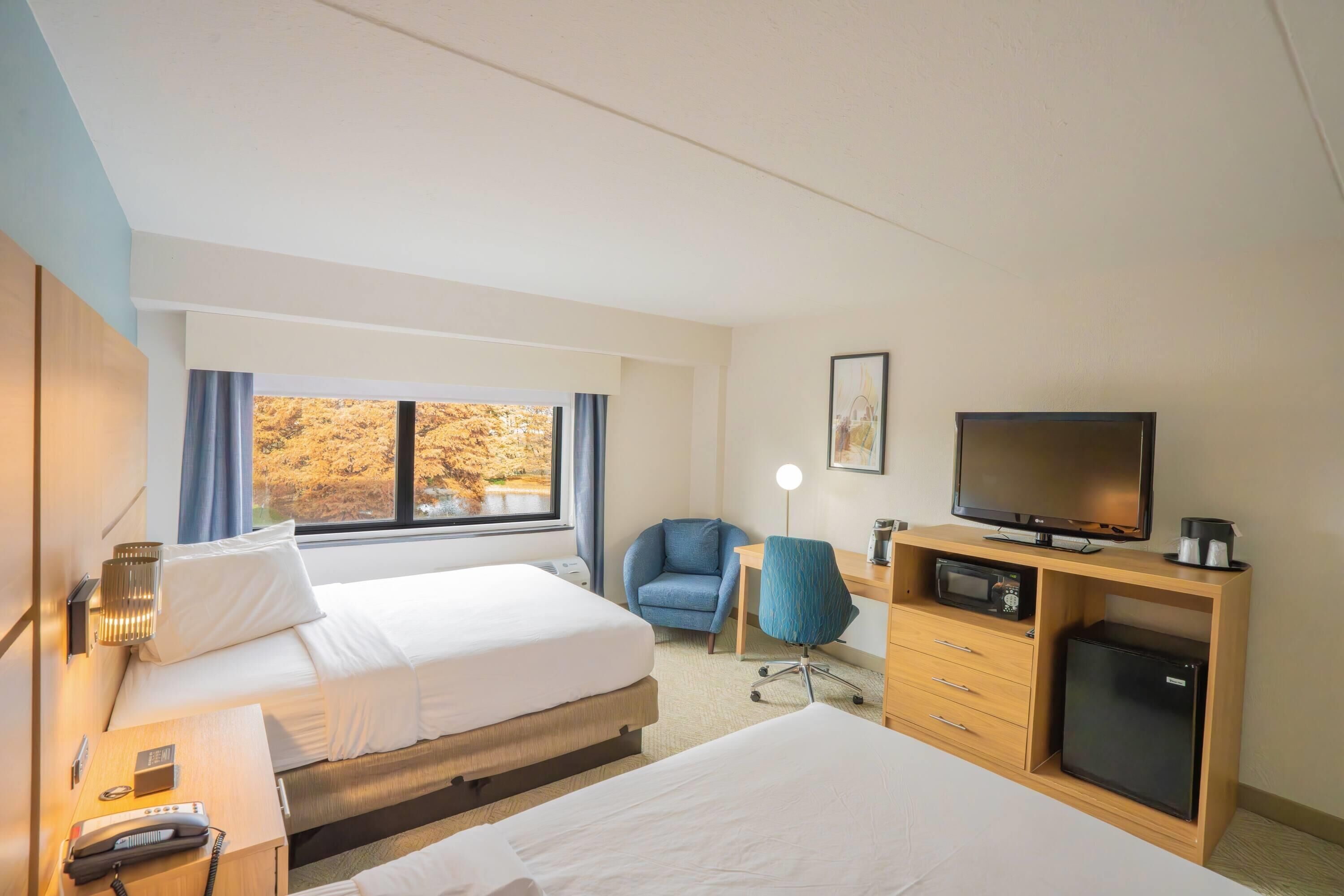 Premium bedding, in-room safe, desk, laptop workspace