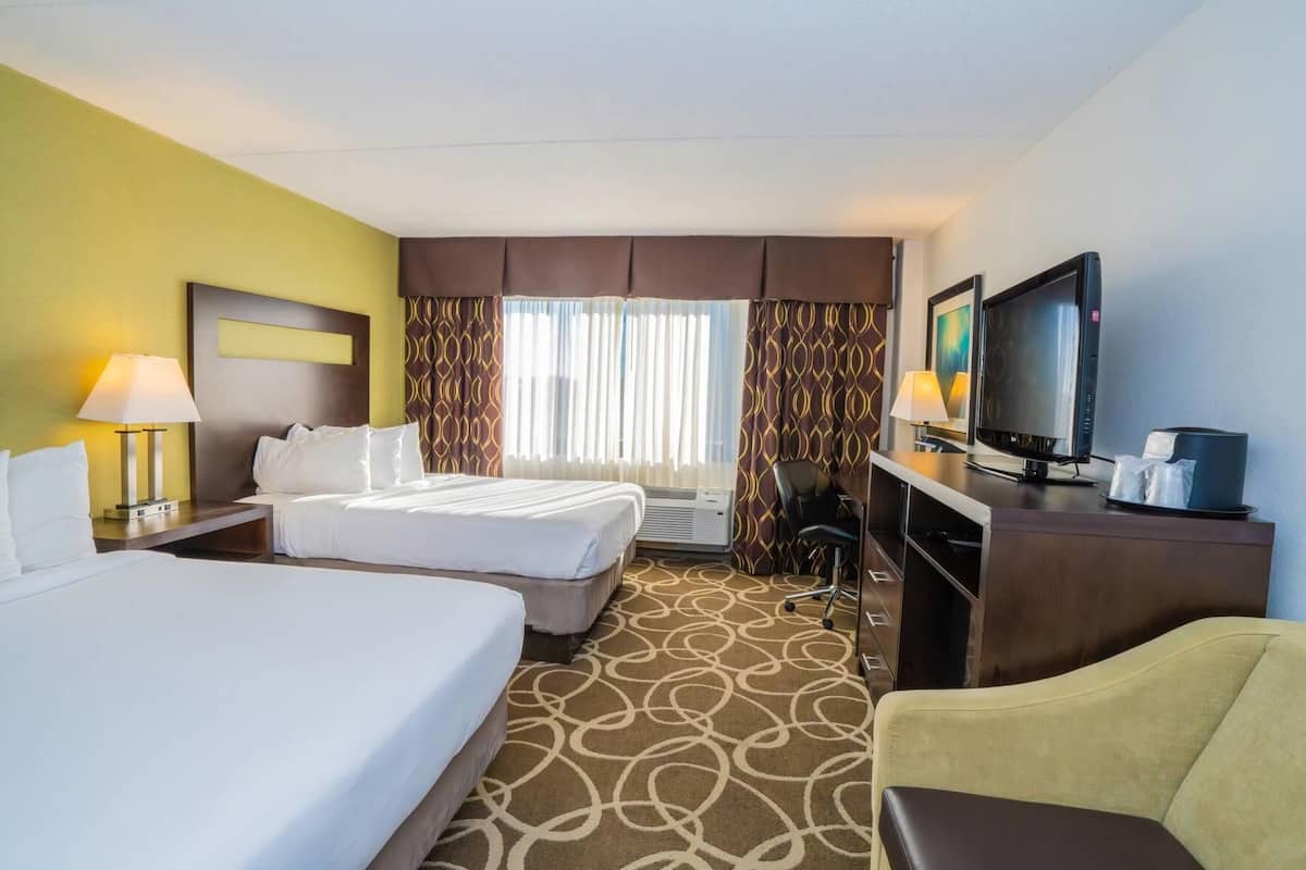 Premium bedding, in-room safe, desk, laptop workspace
