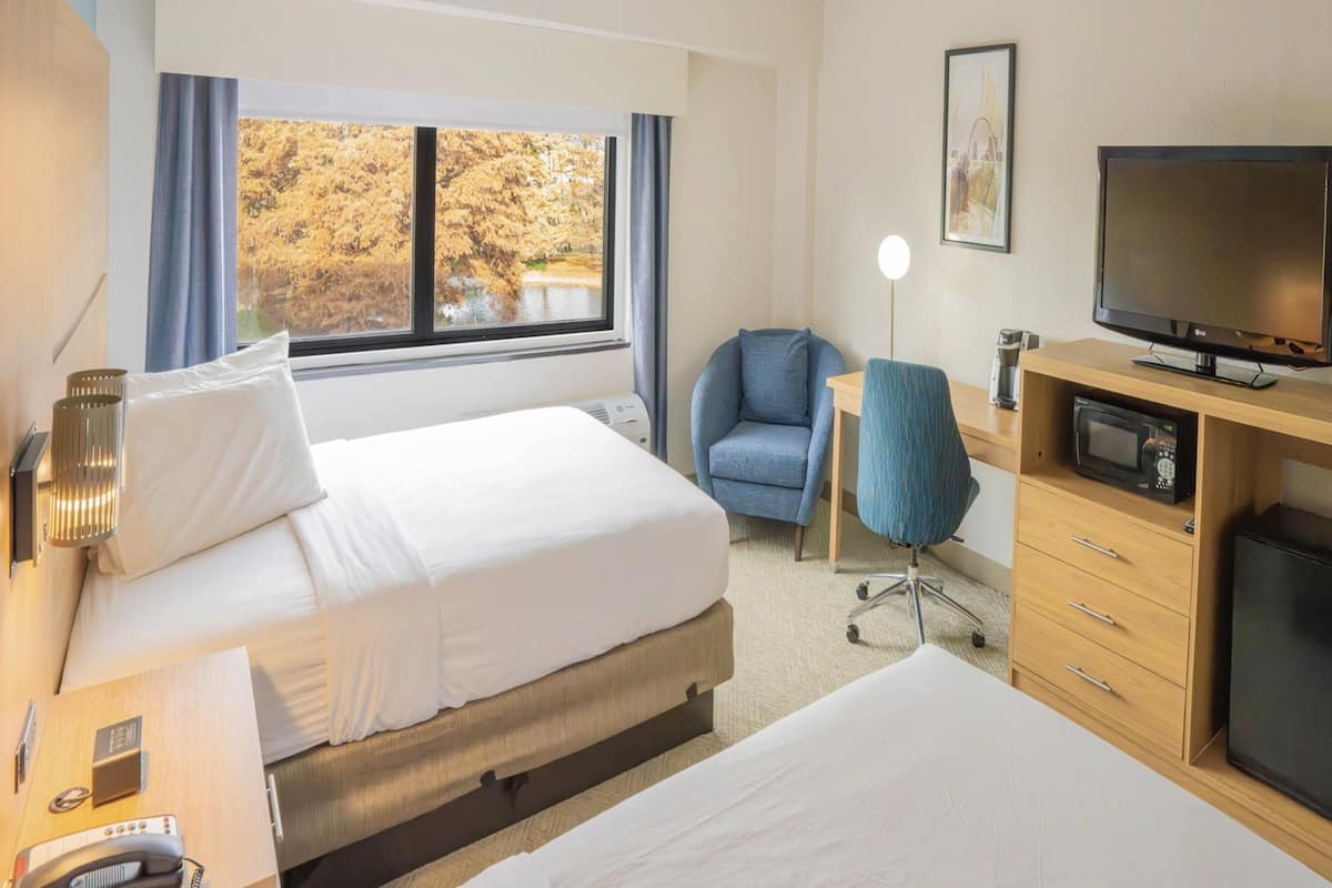 Premium bedding, in-room safe, desk, laptop workspace