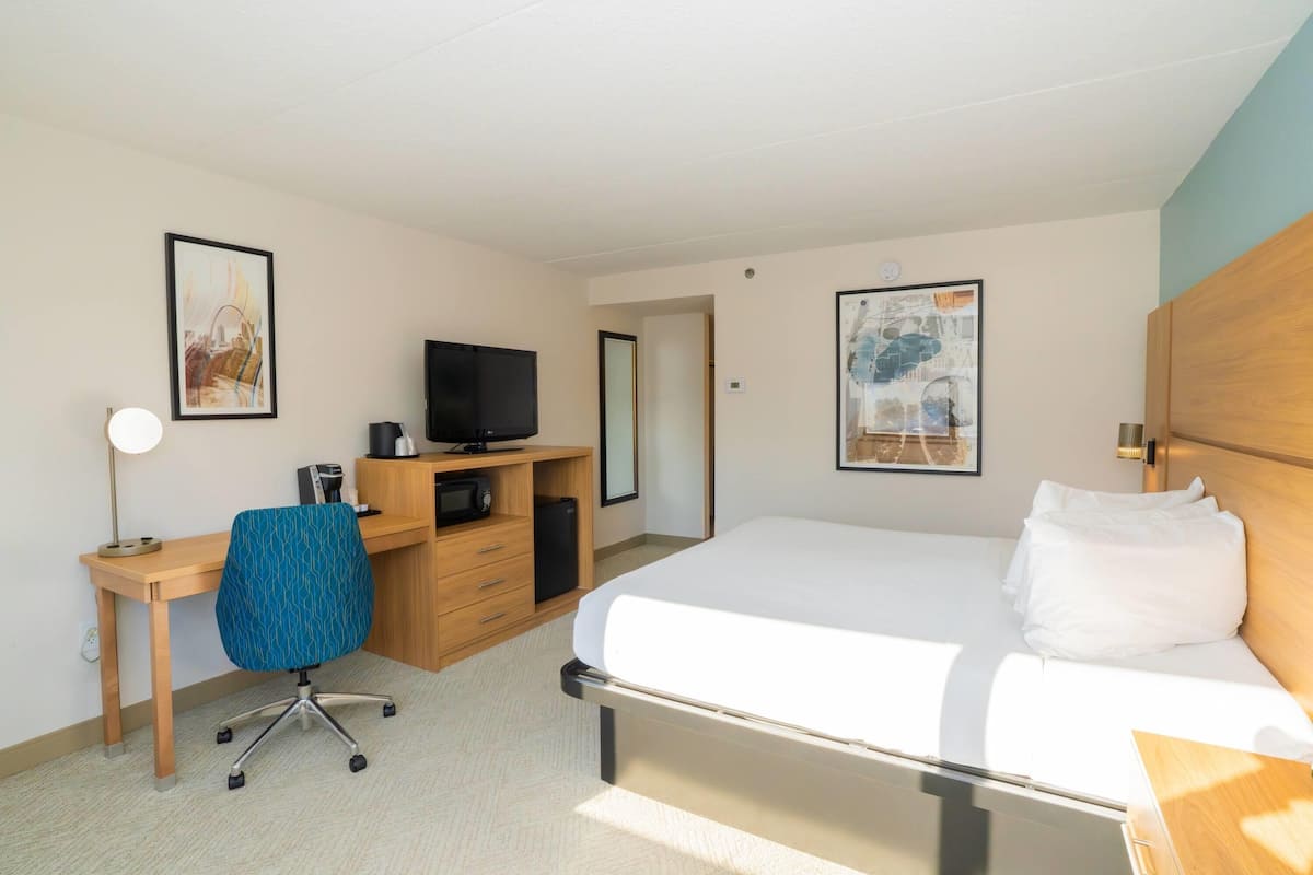 Premium bedding, in-room safe, desk, laptop workspace