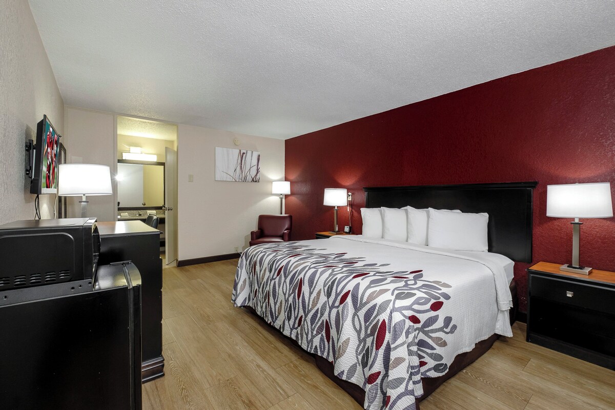 Chambre Supérieure, 1 très grand lit, accessible aux personnes à mobilité réduite (Roll-In Shower) | Bureau, rideaux occultants, fer et planche à repasser