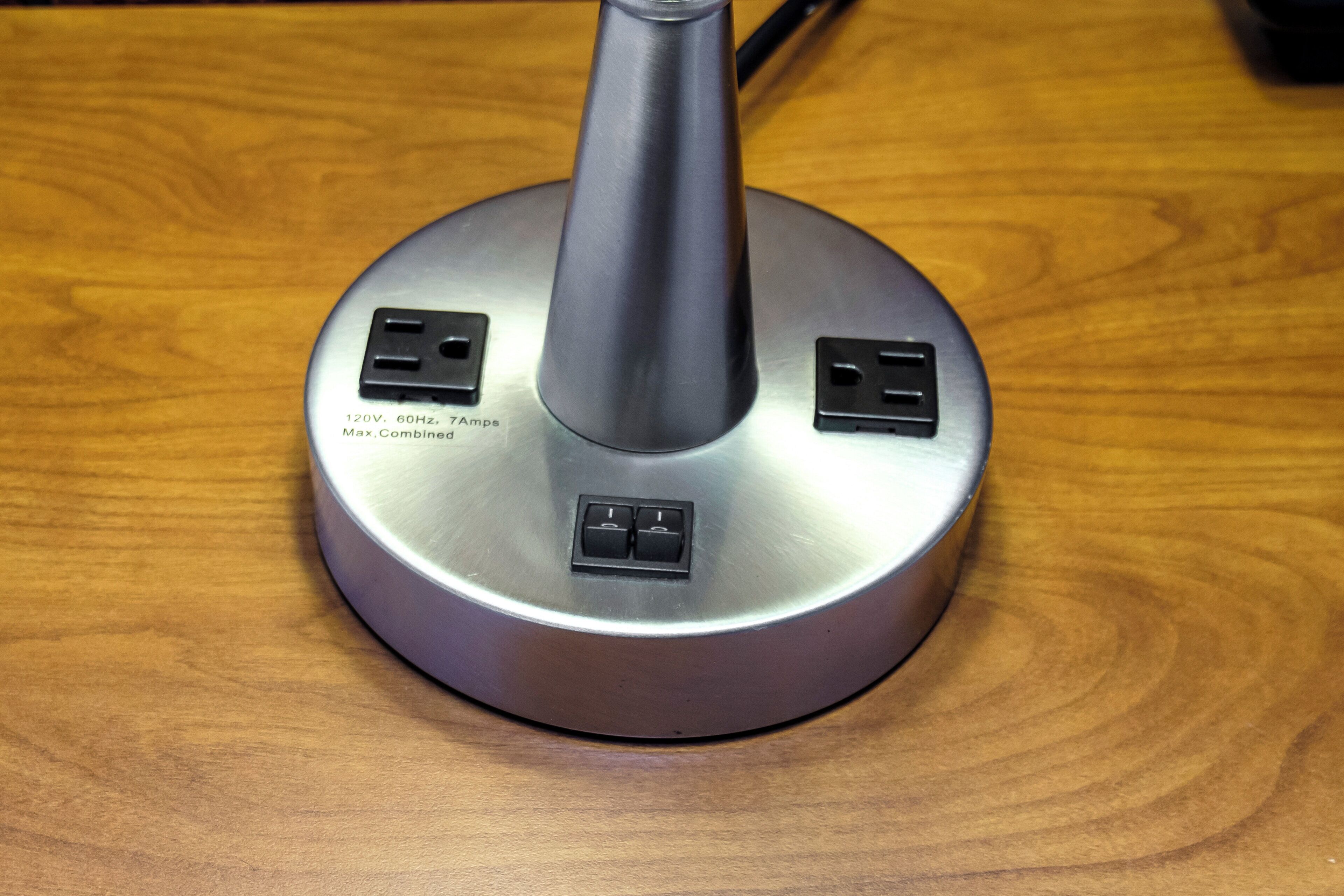Eine Mehrfachsteckdosenleiste mit USB-Anschluss auf einer Holzeinlage.