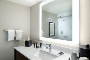 Combined shower/tub, designer toiletries, hair dryer, towels