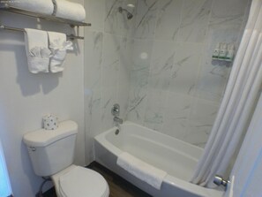 Rom – standard, 1 kingsize-seng | Bad | Kombinert dusj/badekar, hårføner, håndklær og såpe