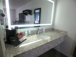 Bañera con ducha, secador de pelo, toallas, jabón