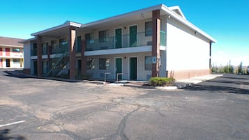 Un motel à deux étages avec un parking situé à l’avant.