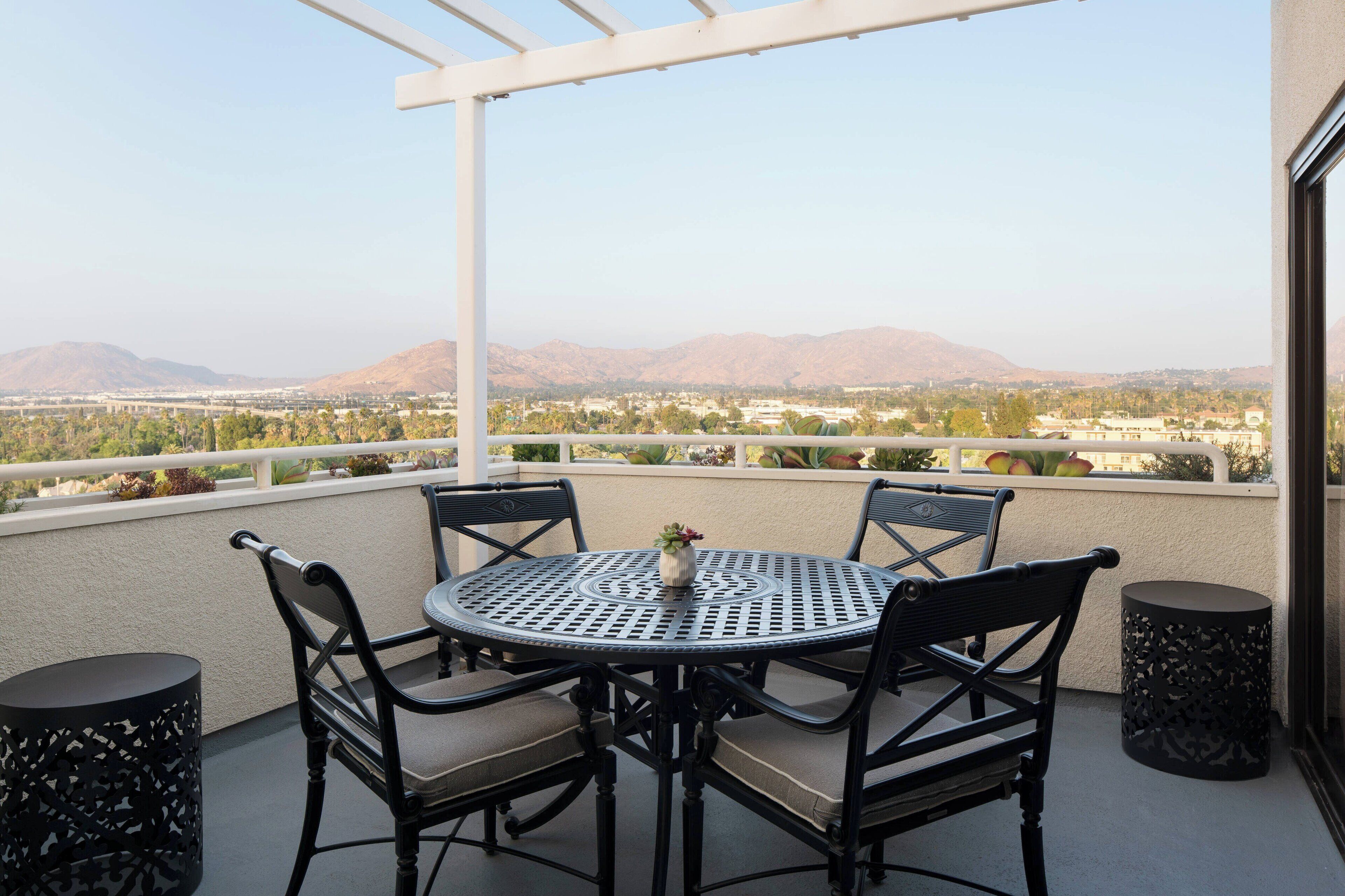 executive suite, 1 king bed with sofa bed, balcony | 1 bedroom, pillow-top beds, in-room safe, individually furnished