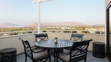 Colchones con pillow-top y caja de seguridad en la habitación