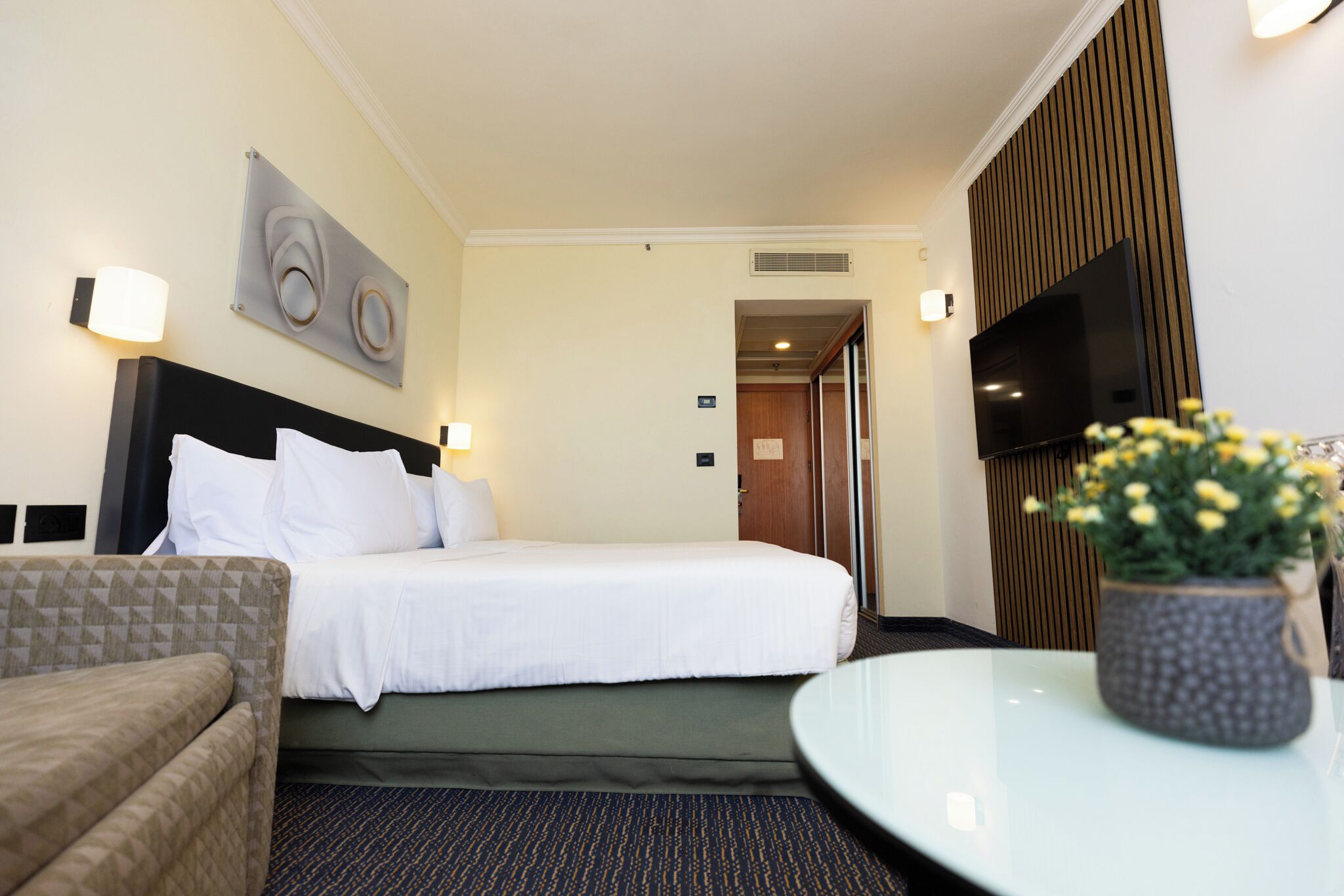 Hypo-allergenic bedding, minibar, in-room safe, desk