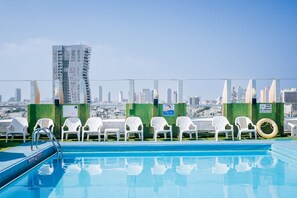 Una piscina al aire libre de temporada