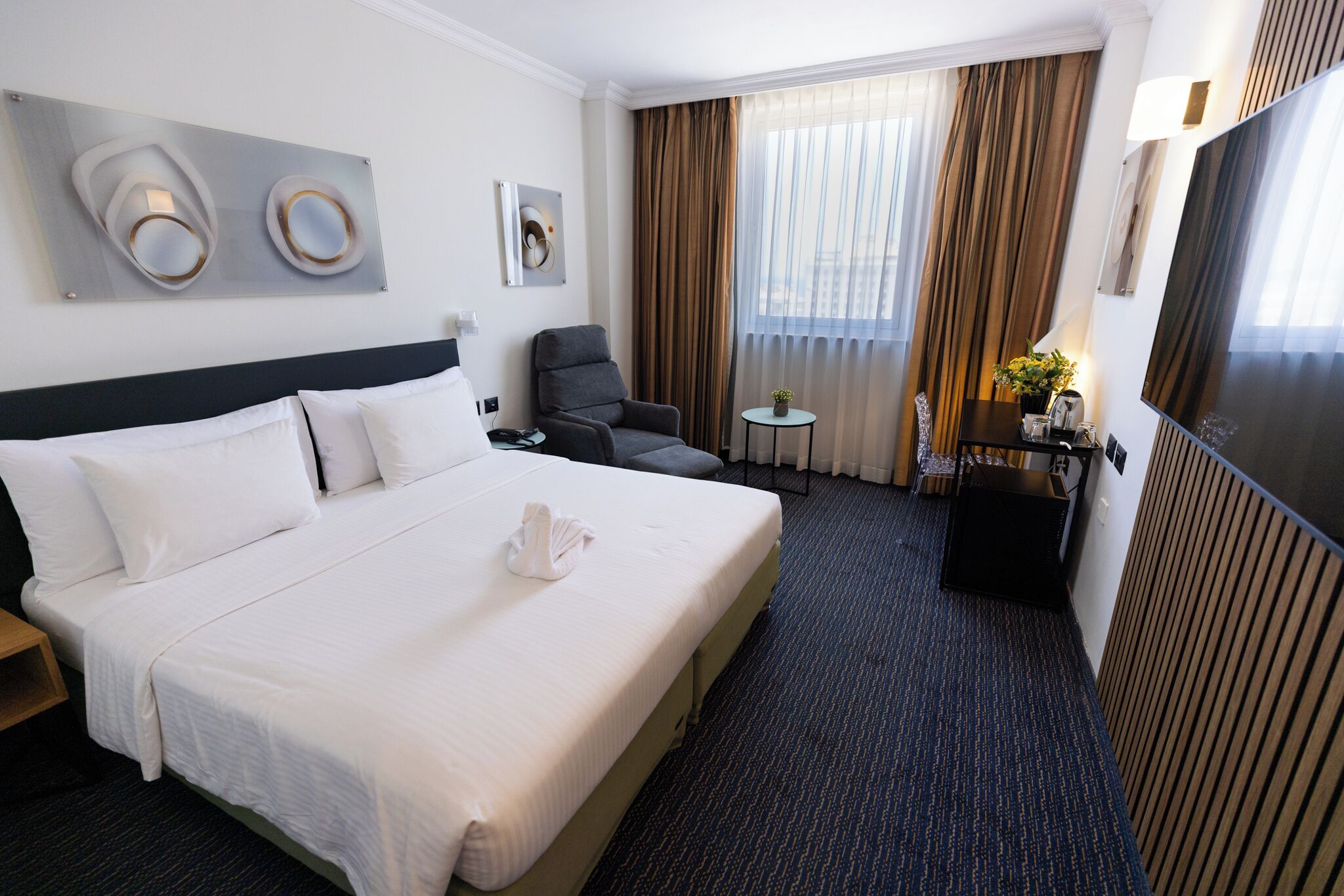 Hypo-allergenic bedding, minibar, in-room safe, desk