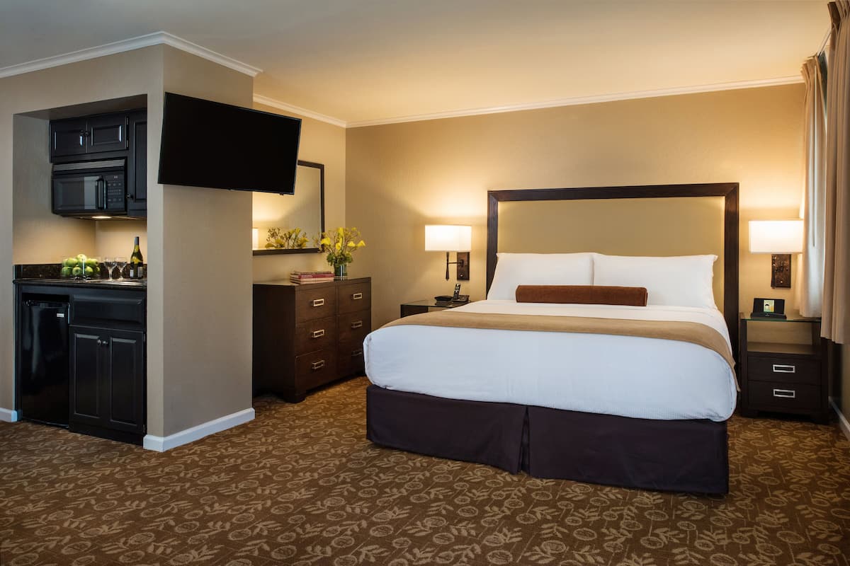 Phòng Suite Tiêu chuẩn, 1 giường cỡ king | Chăn bông, két bảo mật tại phòng, khu vực làm việc phù hợp cho laptop