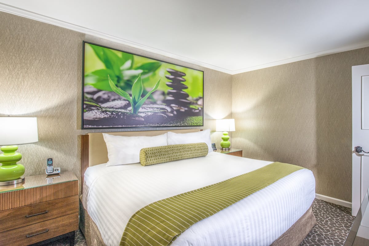 Phòng Suite, 1 giường cỡ king | Chăn bông, két bảo mật tại phòng, khu vực làm việc phù hợp cho laptop 