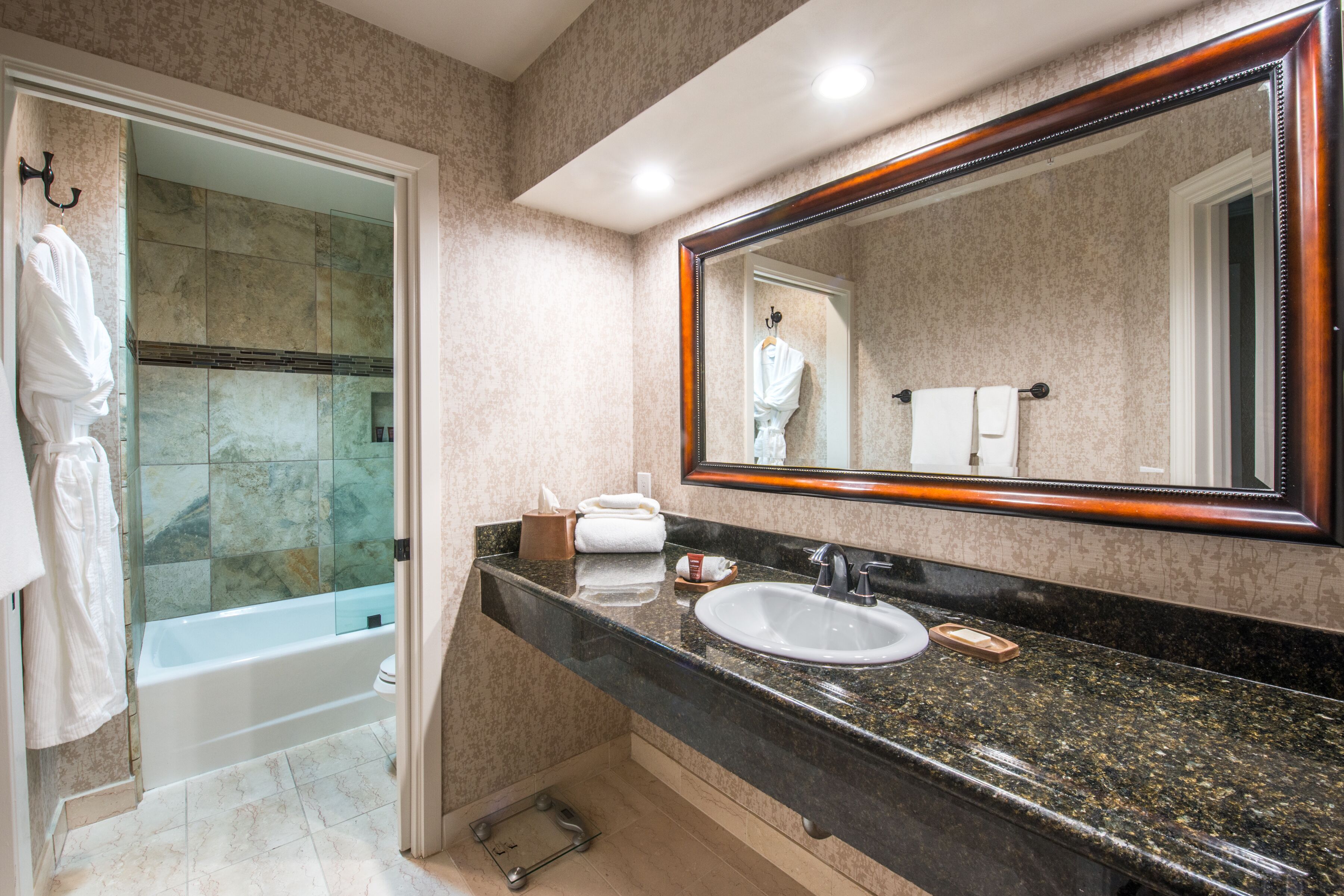 suite, 1 king bed | bathroom | combined shower/bathtub, rainfall showerhead, free toiletries