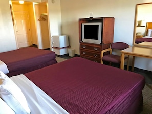 Chambre, 2 grands lits | Cuisine privée | Réfrigérateur, four à micro-ondes