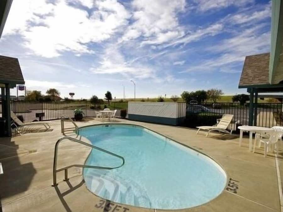 Una piscina al aire libre (de 09:00 a 21:00), tumbonas