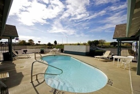Seasonal outdoor pool, open 9 AM to 9 PM, pool loungers. Americas Best Value Inn Dunnigan