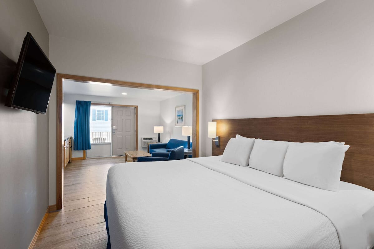 Suite, 1 King-Bett, Nichtraucher (First or Second Floor) | Zimmersafe, Verdunkelungsvorhänge, Bügeleisen/Bügelbrett