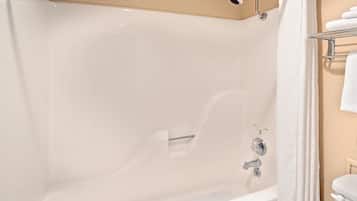 Combined shower/bathtub, free toiletries, hair dryer, towels