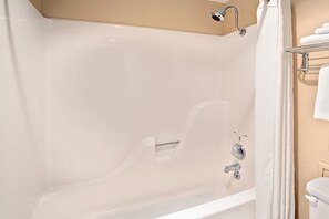 Combined shower/tub, free toiletries, hair dryer, towels - Travelodge by Wyndham Beckley (Beckley)