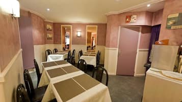 Tägliches Frühstücksbuffet (12 EUR pro Person)