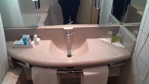 Chambre Standard | Salle de bain | Douche, douche à « effet pluie », sèche-cheveux, serviettes fournies