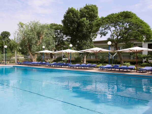 Piscina a l'aire lliure, para-sols i gandules 