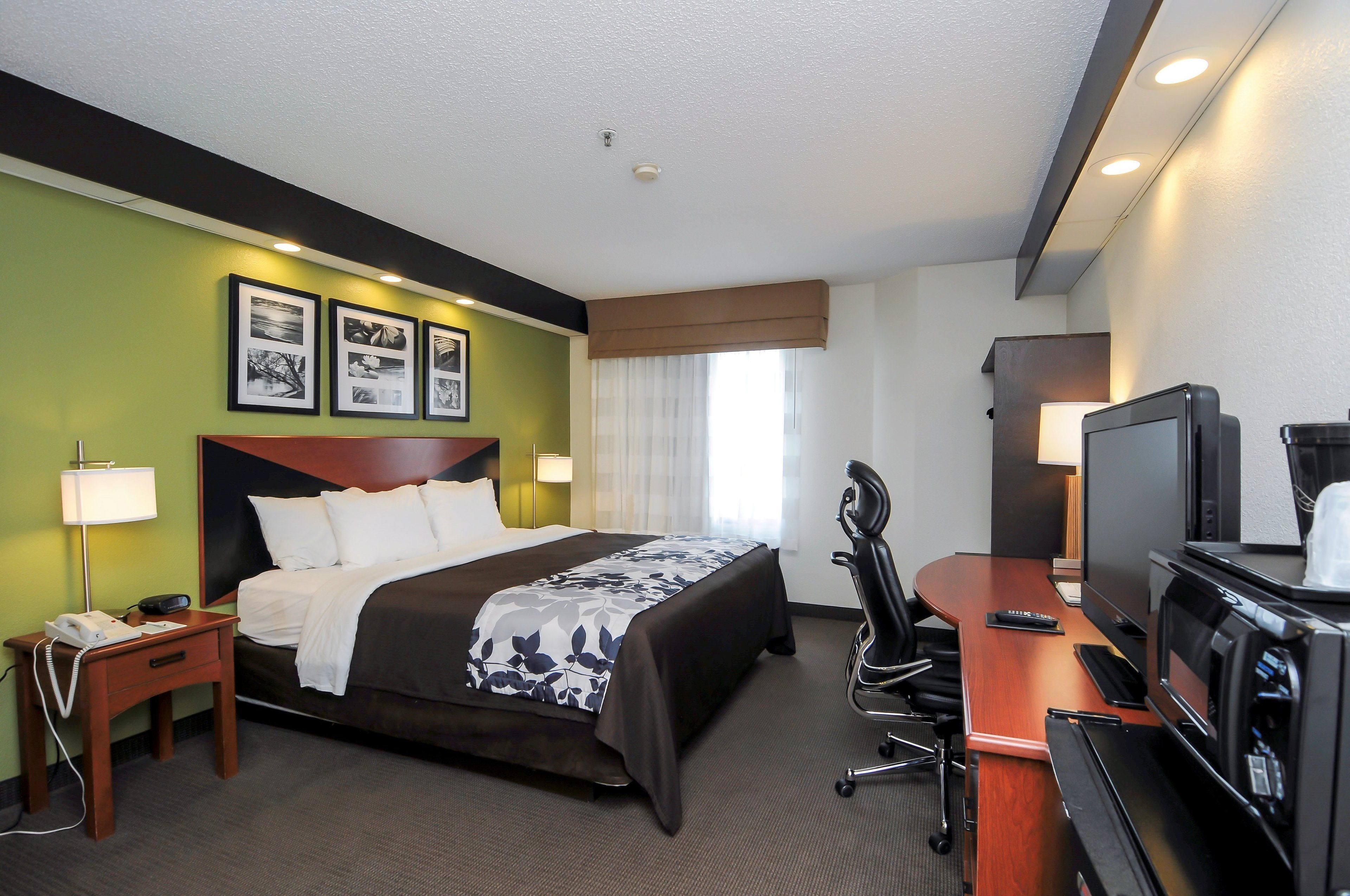 standard room, 1 king bed, non smoking (near lobby) | in-room safe, desk, iron/ironing board, free cots/infant beds