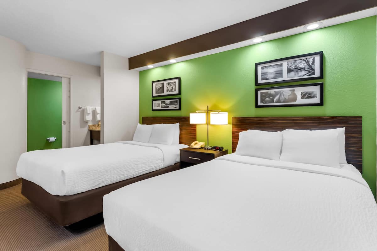 Camera Standard, 2 letti matrimoniali, non fumatori | Una cassaforte in camera, una scrivania, ferro/asse da stiro