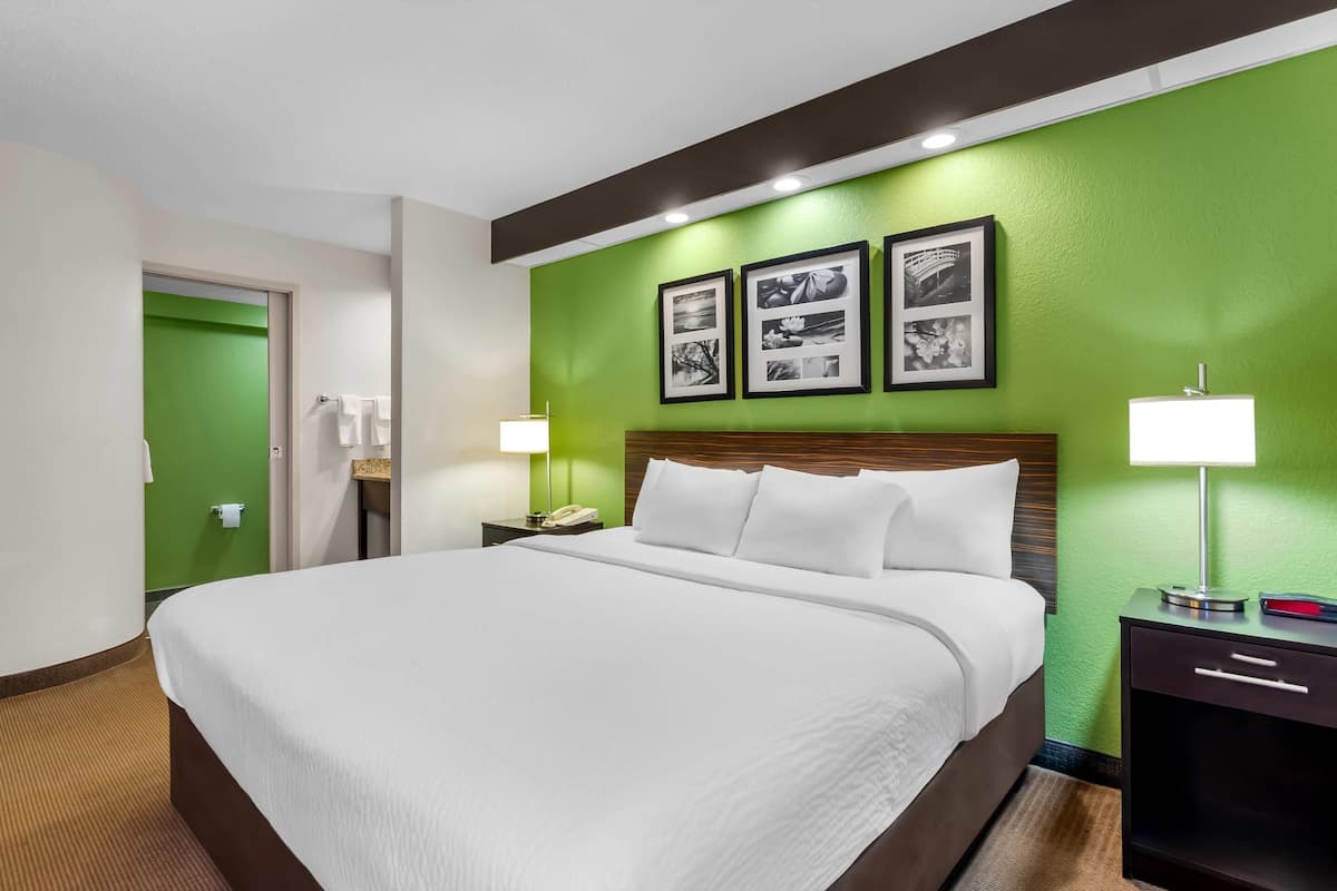 Camera Standard, 1 letto king, non fumatori | Una cassaforte in camera, una scrivania, ferro/asse da stiro