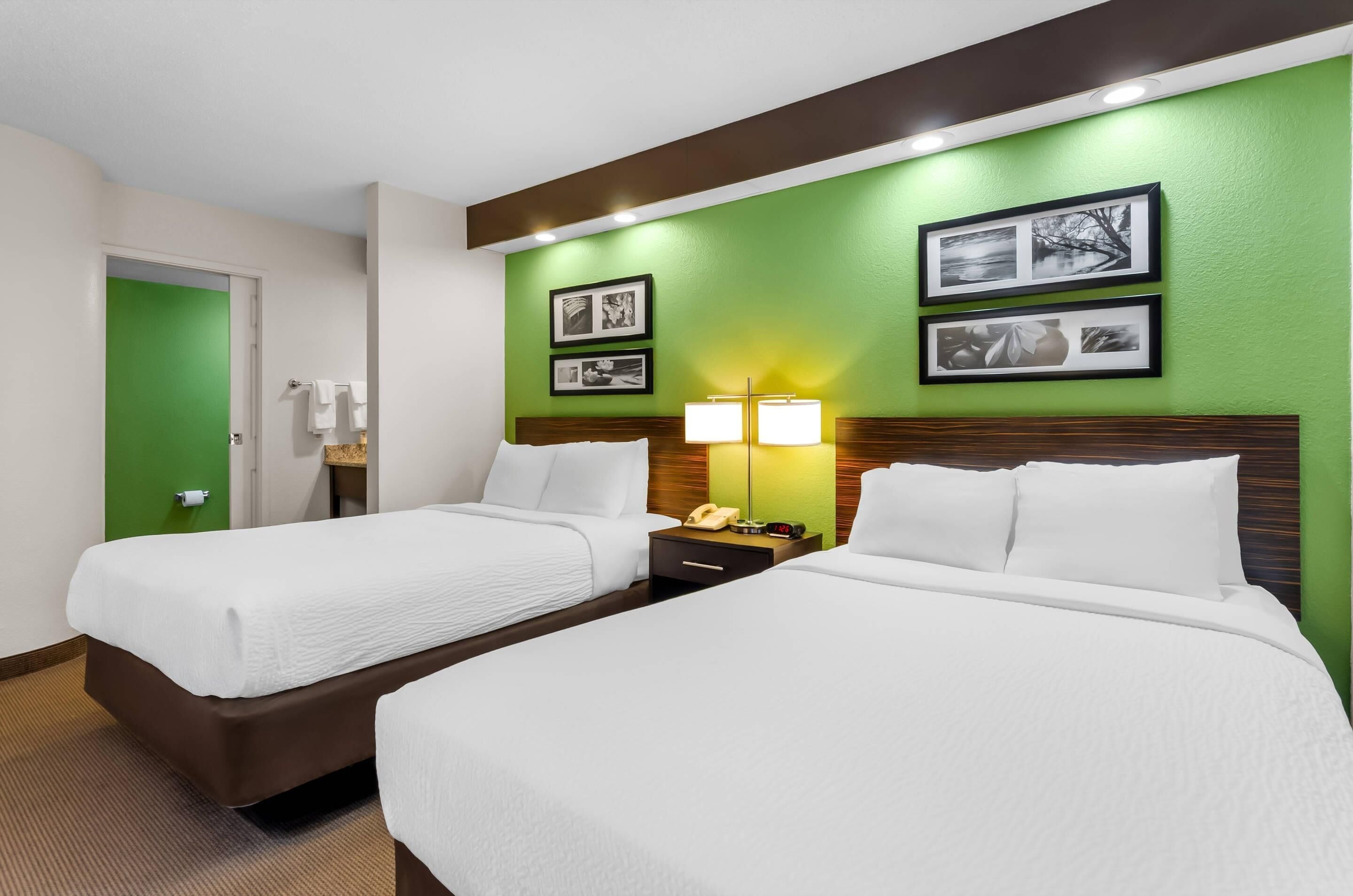 标准房, 2 张双人床, 无烟房 | 客房内保险箱、办公桌、熨斗/熨衣板、免费婴儿床