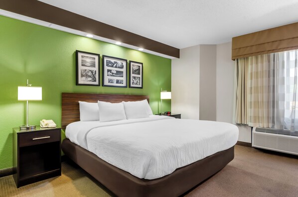 خزنة داخل الغرفة ومكتب ومكواة/لوح كي وأسرّة أطفال/رضّع (مجانًا)