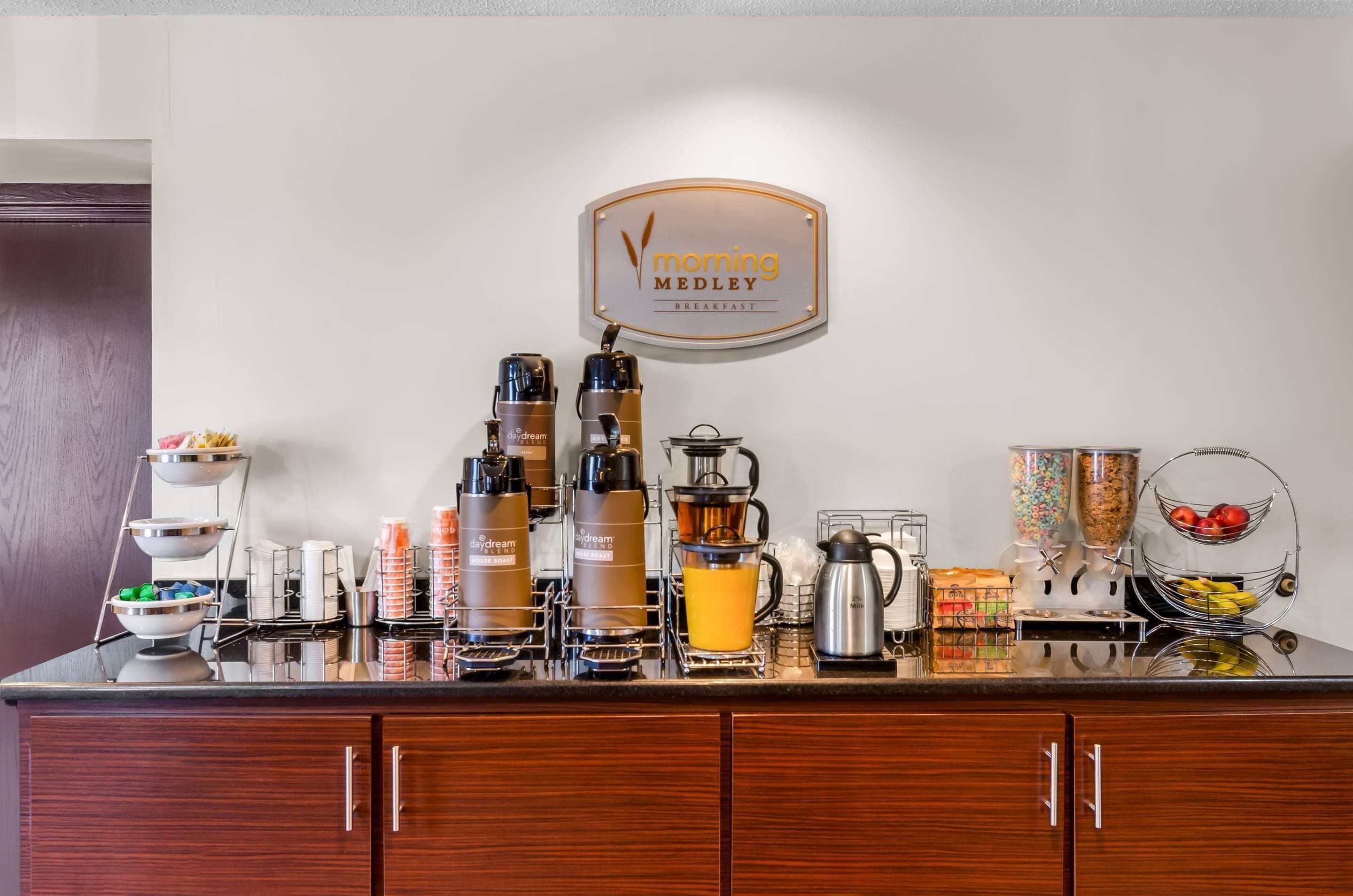 朝食 (コンチネンタル ブレックファスト)、毎日提供 (無料)