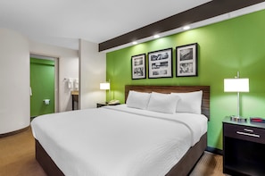 Standard Room, 1 King Bed, Non Smoking | In-room safe, desk, iron/ironing board, free cribs/infant beds