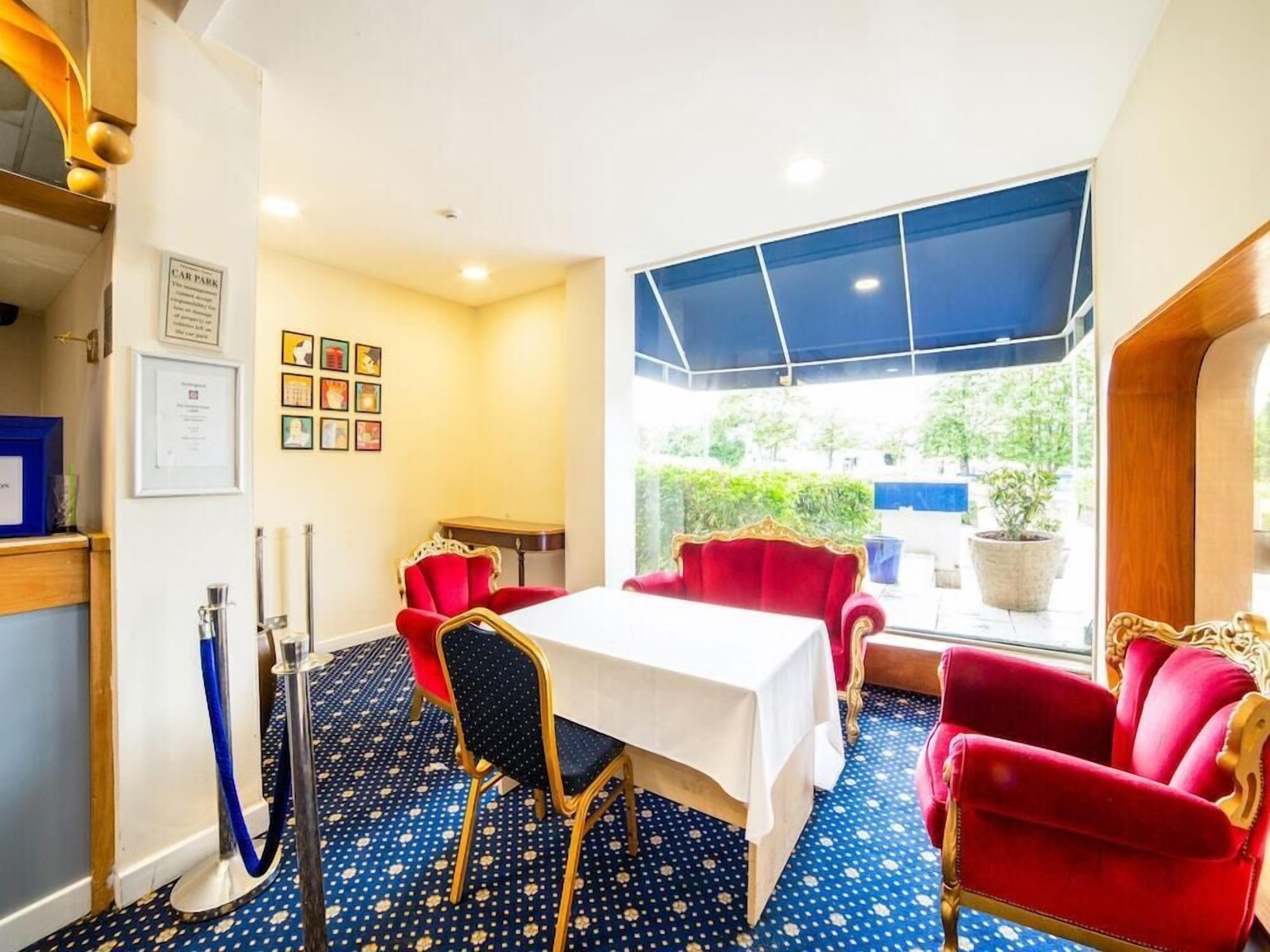 Melayani sarapan dan makan malam 