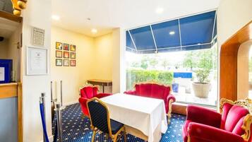 Melayani sarapan dan makan malam