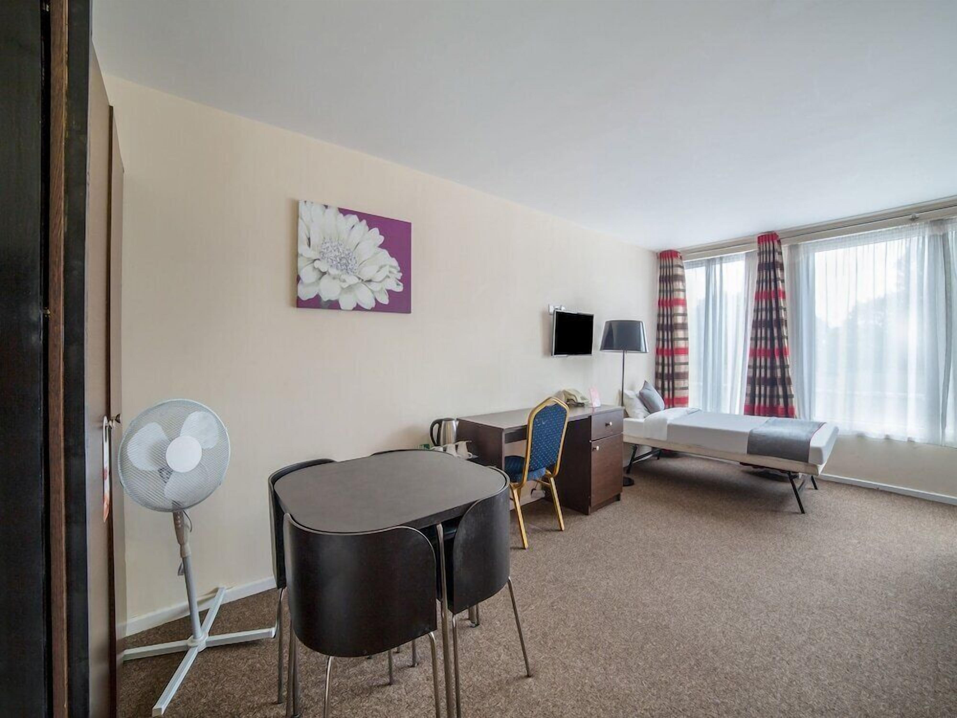 Photo - OYO The Chiltern Hotel