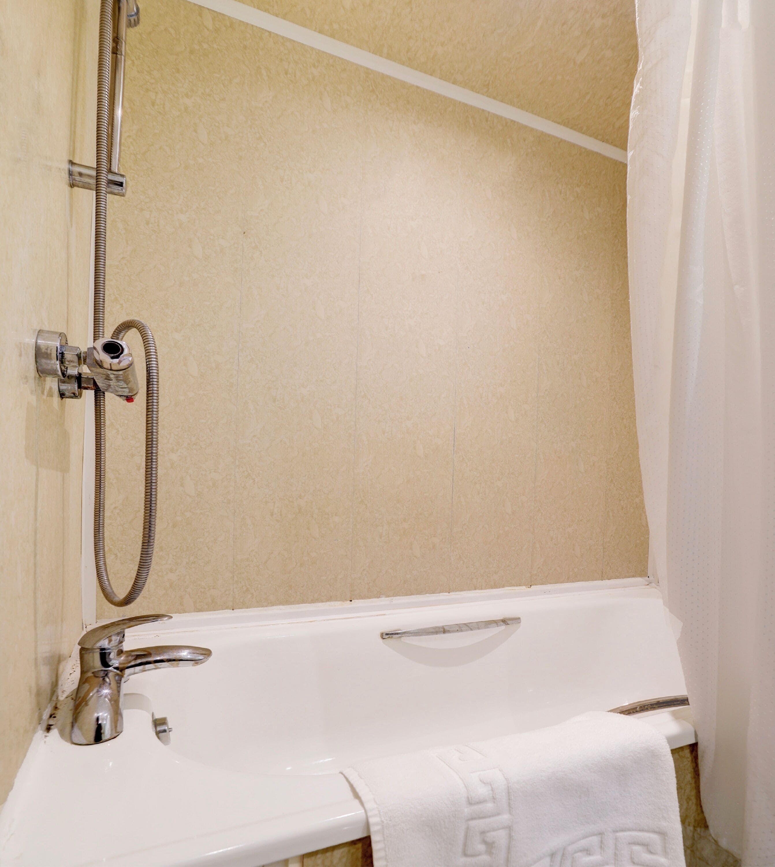 standard room, 1 double bed | bathroom | shower, free toiletries, towels, toilet paper