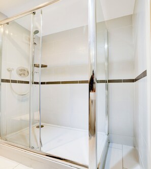 Shower, free toiletries, towels, toilet paper - OYO The Chiltern Hotel (Luton)