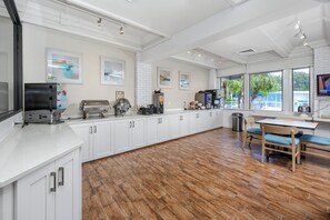 Free daily continental breakfast  - Best Western Plus Yacht Harbor Inn (Dunedin)