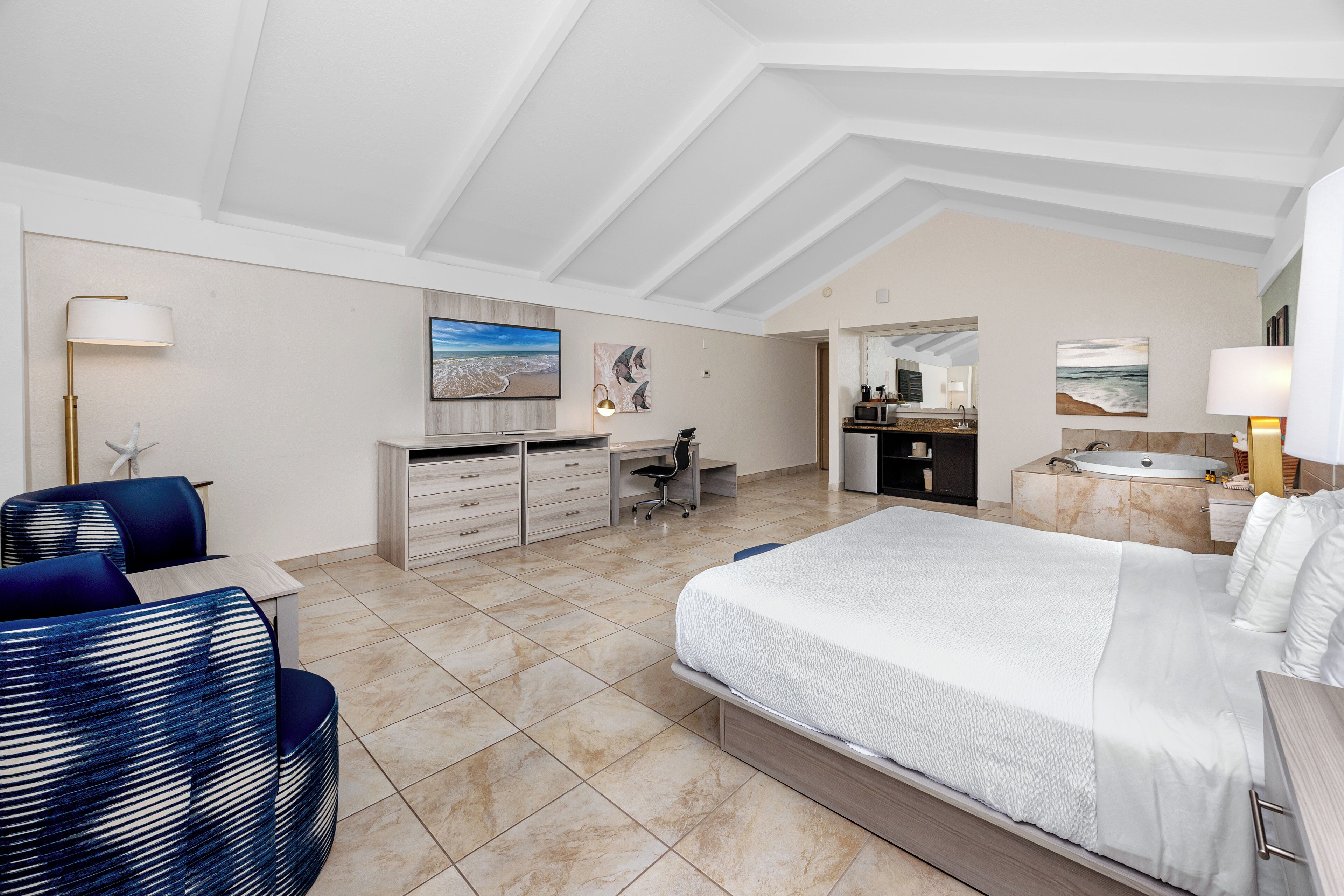 Suite, 1 King Bed, Non Smoking, Jetted Tub | Pillowtop beds, minibar, in-room safe, desk