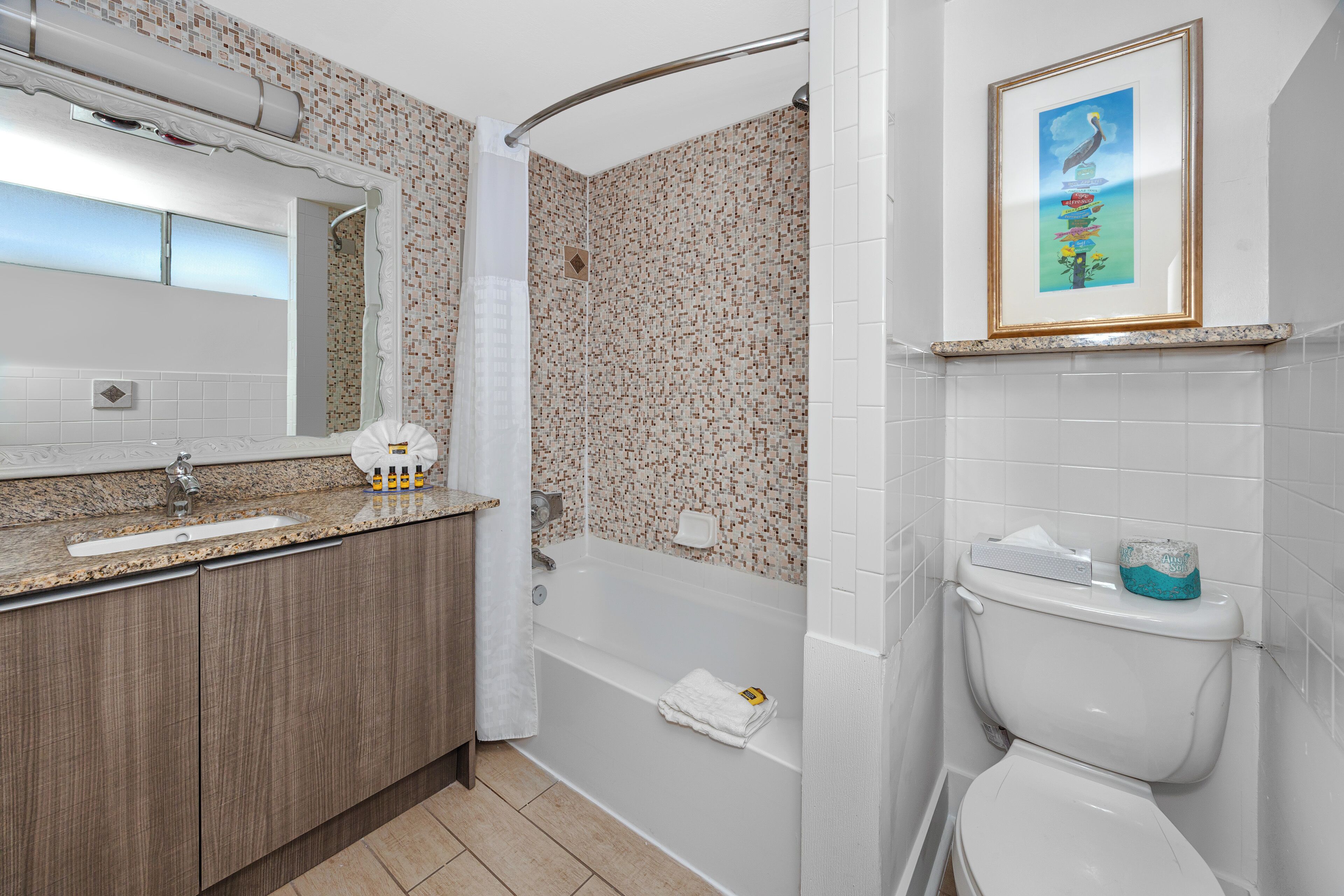 Un baño con ducha, inodoro y lavabo.