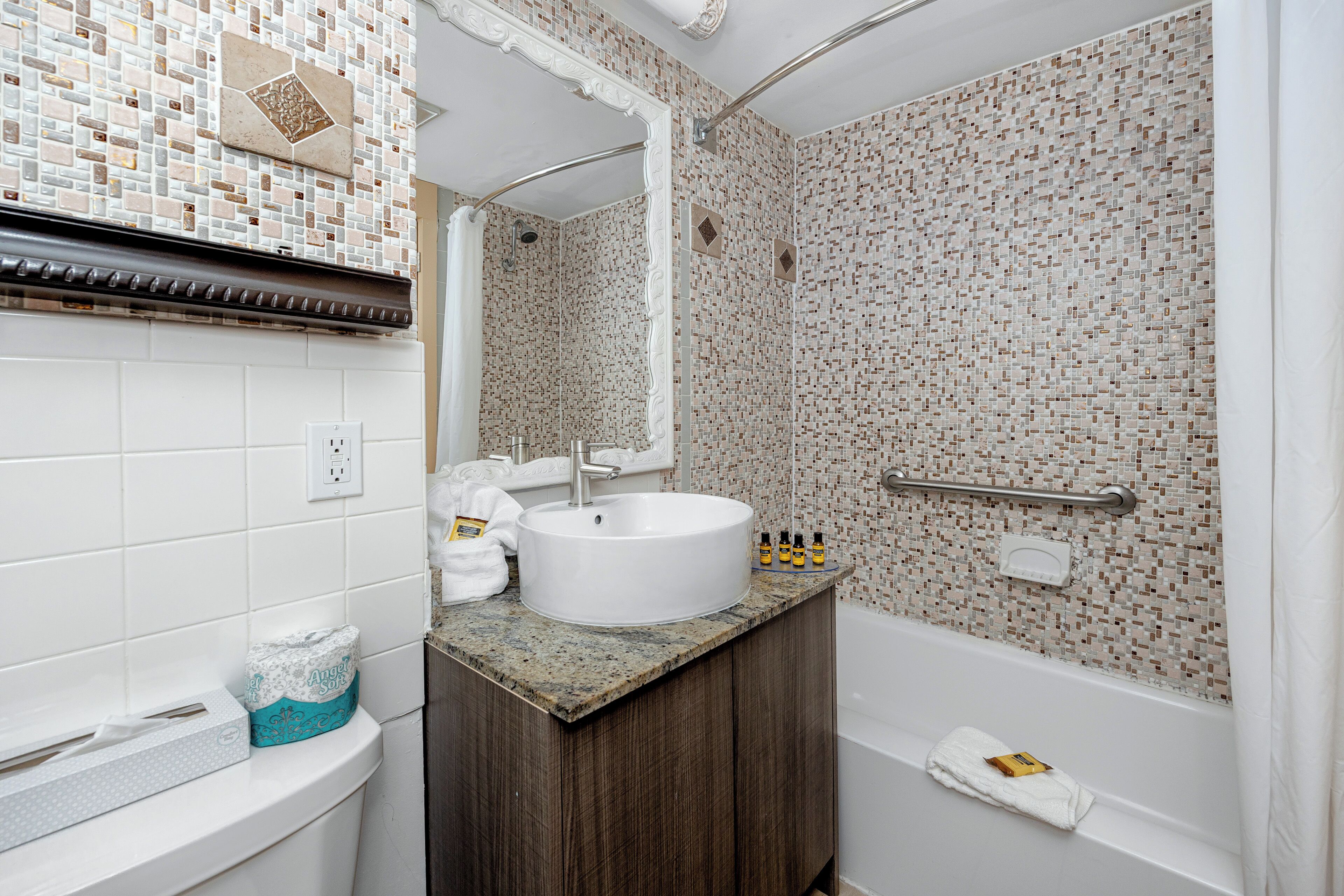 standard room, 2 queen beds, balcony, harbour view | bathroom | combined shower/bathtub, free toiletries, hair dryer, towels