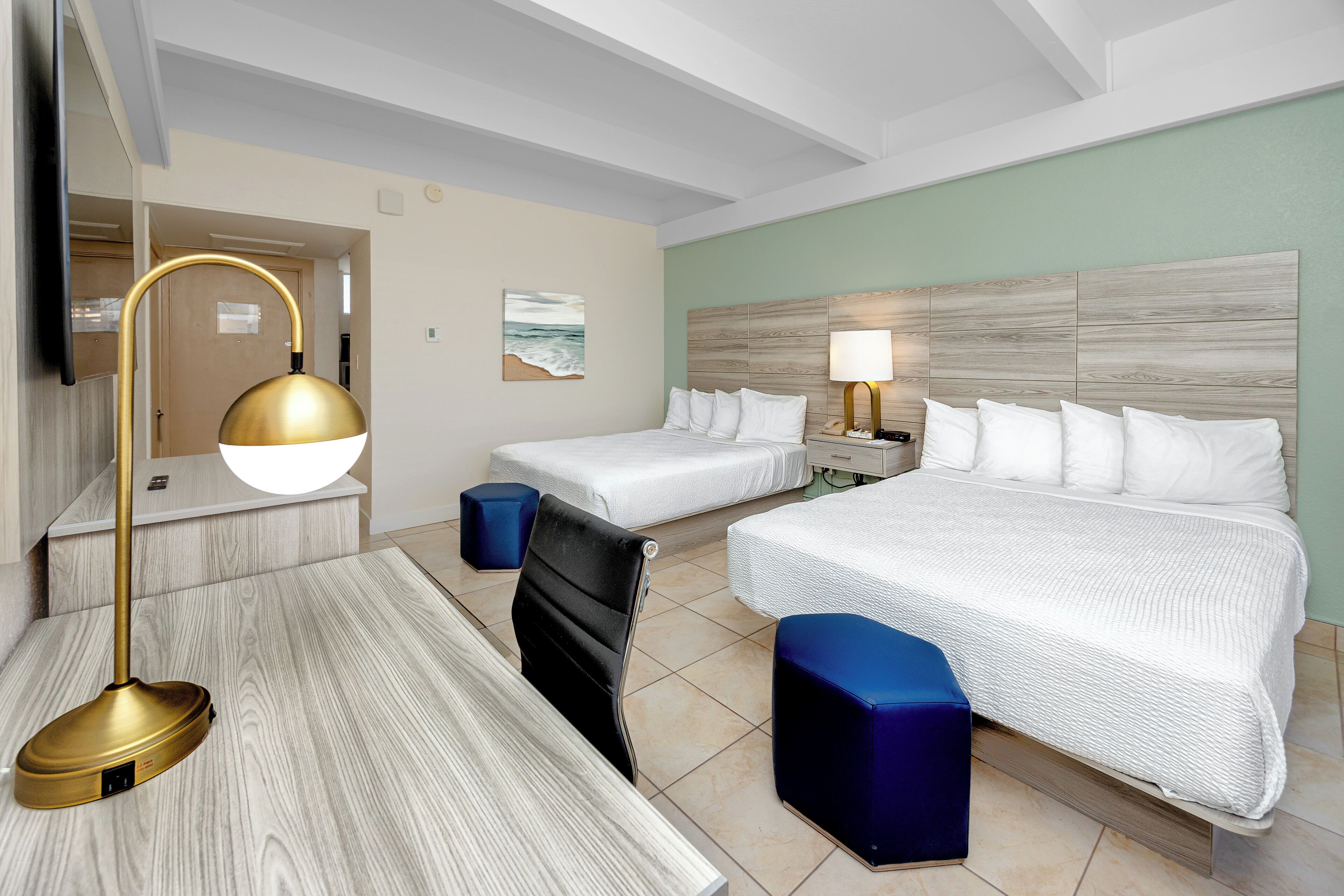 Colchones con acolchado adicional, minibar, caja fuerte y escritorio