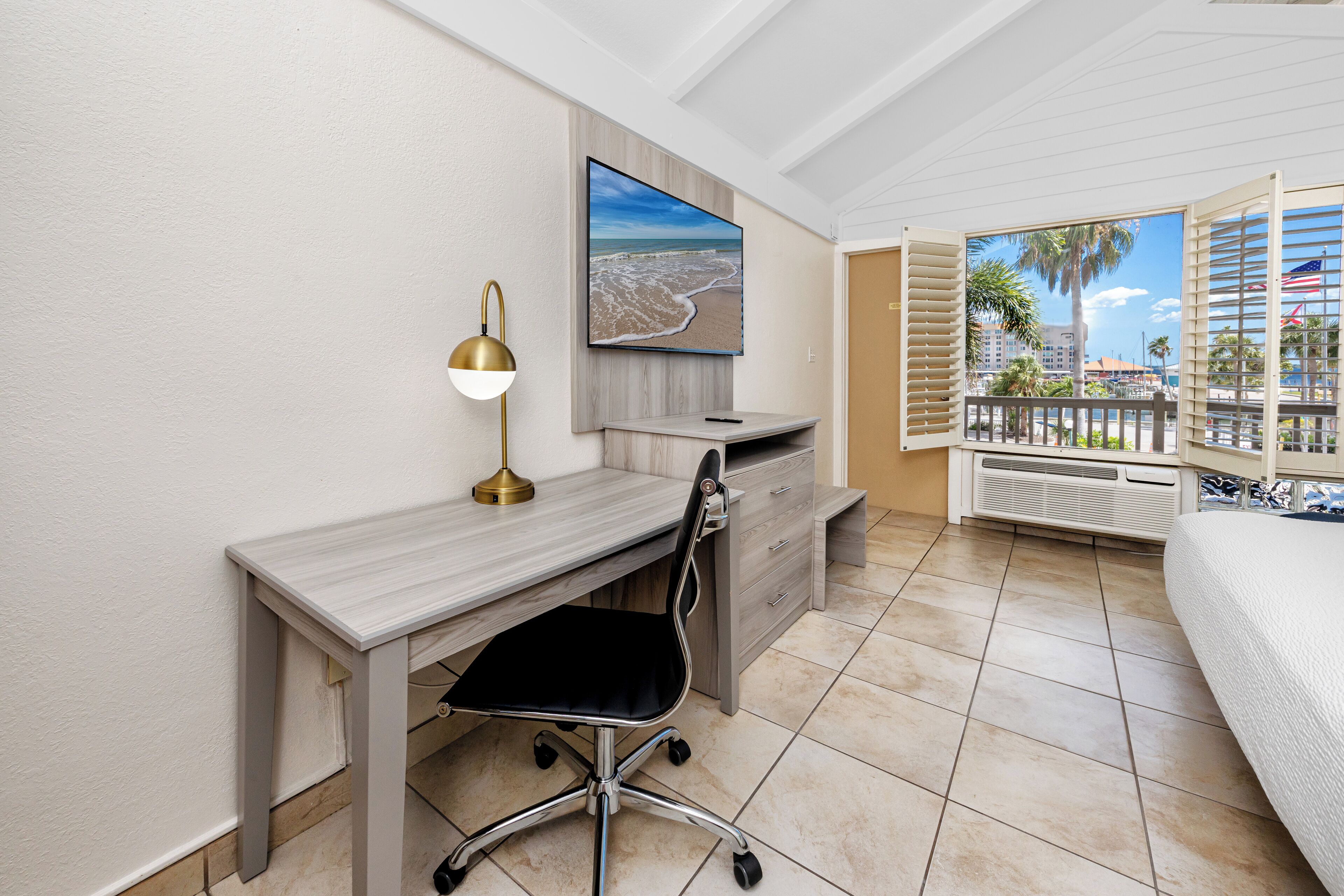 Colchones con acolchado adicional, minibar, caja fuerte y escritorio