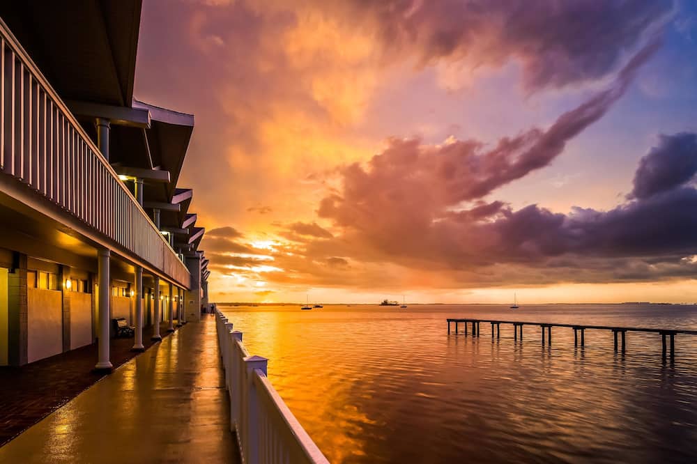 Best Western Plus Yacht Harbor Inn